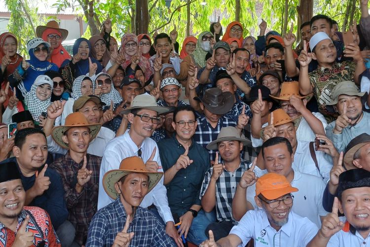Calon presiden nomor urut 1, Anies Baswedan bersama para peternak di Provinsi Lampung, Kamis (7/12/2023).