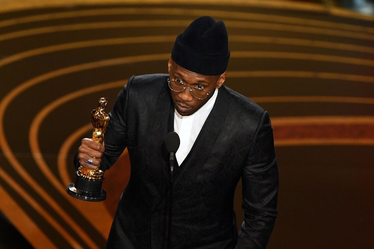 Aktor Mahershala Ali meraih Piala Oscar sebagai Best Supporting Actor Academy Awards 2019 di Dolby Theatre, Hollywood, California, Minggu (24/2/2019). 