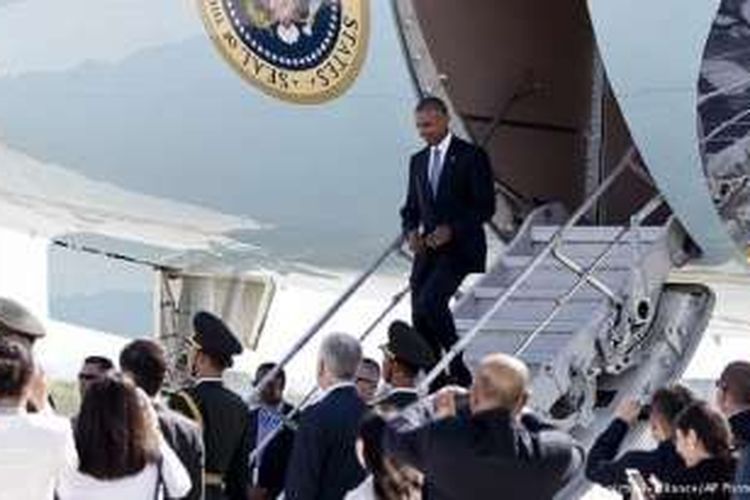 Pemerintah China tidak menyediakan tangga pesawat dan karpet merah saat Presiden AS Barack Obama mendarat di Bandara Hangzhou, China. Ia terpasa turun lewat pintu belakang pesawat Air Force One.