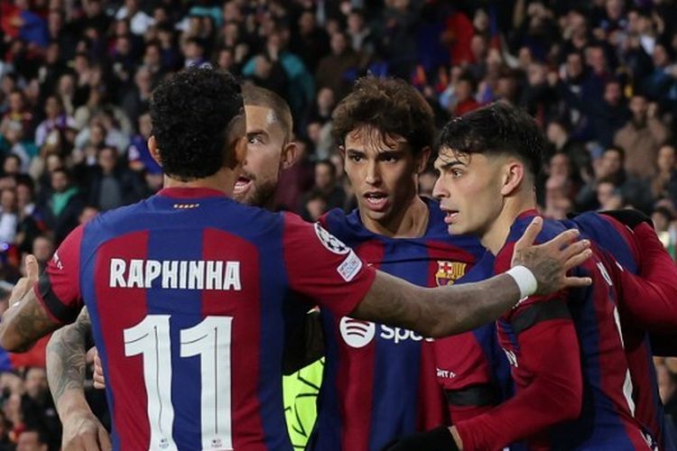 Penyerang Barcelona asal Portugal, Joao Felix, merayakan gol bersama rekan setimnya dalam lanjutan fase Grup H Liga Champions 2023-2024 yang mempertemukan Barcelona vs Porto di Stadion Olimpiade Lluis Companys pada 28 November 2023. Artikel ini berisi daftar tim lolos 16 besar Liga Champions. (Foto oleh LLUIS GENE / AFP)