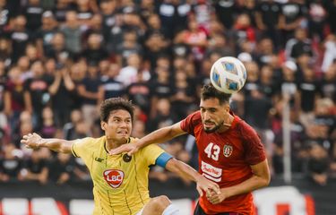 Pemain Bali United Willian Pachecho menyundul bola saat pertandingan AFC Cup 2022 melawan Kaya FC Iloilo yang berakhir dengen skor 0-1 di Stadion Kapten I Wayan Dipta Gianyar, Kamis (30/6/2022) sore.