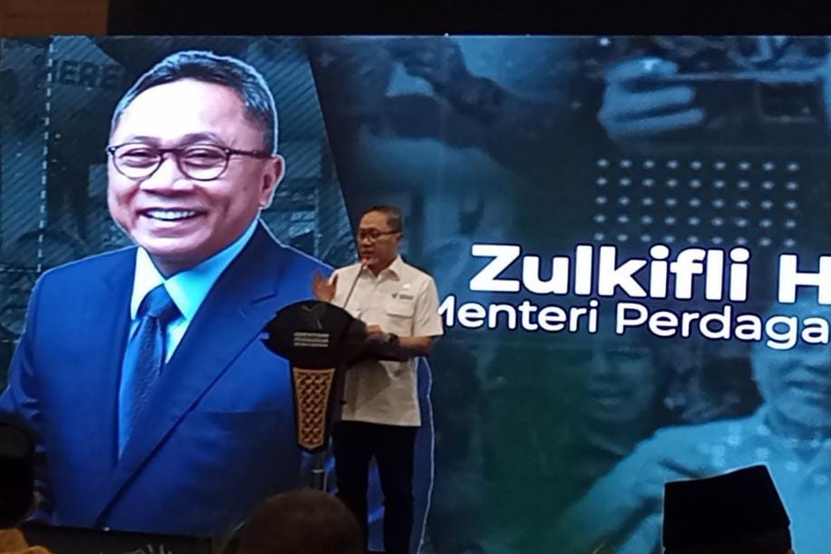 Mendag Zulkifli Hasan saat meluncurkan buku berjudul 'Zulhas Kerja Bantu Rakyat: Setahun Perjalanan Mendag' di Jakarta, Kamis (15/6/2023).