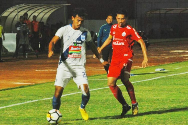 Pemain PSIS Semarang saat menguasai bola. Di laga ini, PSIS Semarang harus mengakui keunggulan tuan rumah Persija Jakarta dengan skor 1-0. Adapun, menguasai atau menghentikan bola dalam permainan sepak bola dapat dilakukan dengan telapak kaki kanan atau kiri.