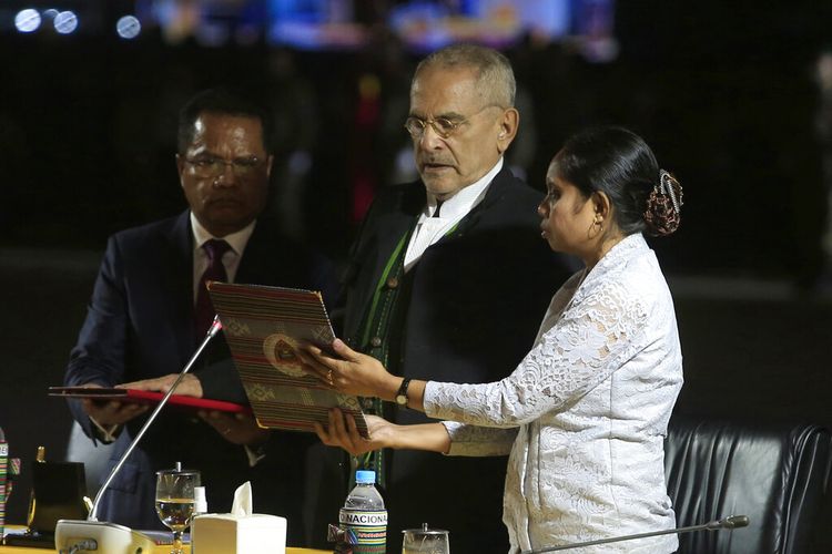 Presiden baru Timor Leste Jose Ramos-Horta (tengah) membacakan sumpahnya pada upacara pelantikannya di Dili, Jumat (20/5/2022). Mantan pejuang kemerdekaan dan peraih Nobel Perdamaian itu dilantik sebagai presiden kelima Timor Leste. 