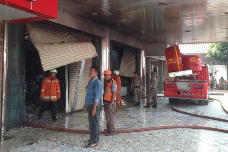 Kondisi pasca kebakaran di pusat perbelanjaan Ramayana Pasar Minggu, Jakarta Selatan, saat sedang dilakukan proses pendinginan, Kamis (18/5/2017). Adapun api berhasil dipadamkan pada sekitar pukul 07.00 WIB.