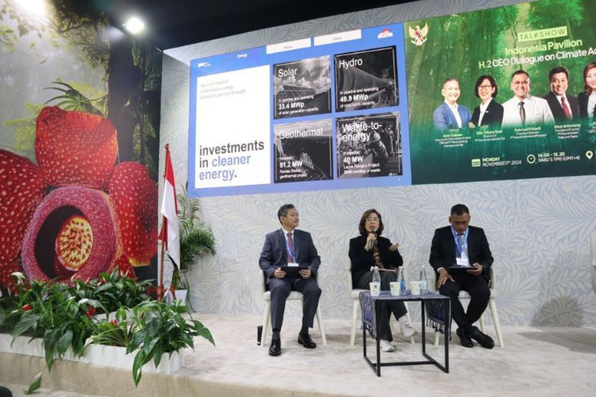 Direktur Astra Gita Tiffani Boer (tengah) saat menjadi narasumber dalam sesi talkshow di Paviliun Indonesia COP29 dengan topik Climate Actions.