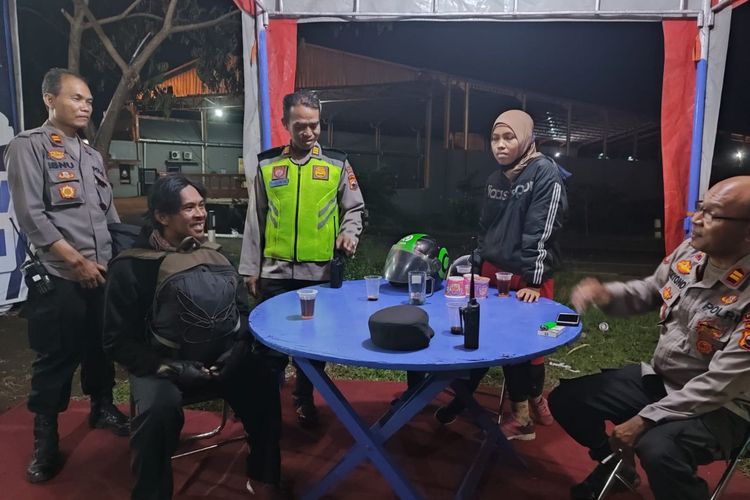 Arif Romadon tidak menyadari bahwa istrinya tertinggal di Brebes, Jawa Tengah pada Mibgu (16/4/2023) ketika melakukan perjalanan mudik dari jakarta menuju Kediri.