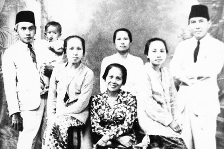 Bung Karno (kanan) dan Inggit (duduk tengah) bersama teman-teman mereka di Bengkulu tahun 1940. 