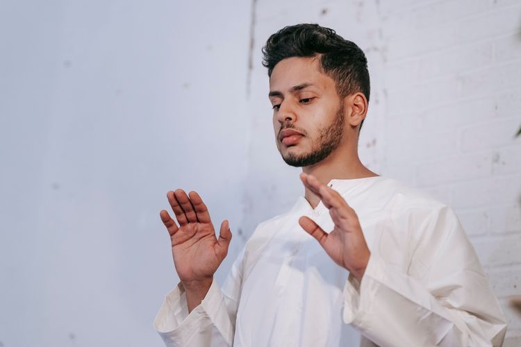 Allahu Akbar Kabiro: Bacaan Doa Iftitah Arab, Latin, Arti, dan Hukumnya