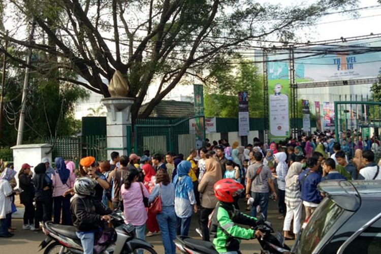 Pengunjung KAI Travel Fair 2017 di hari pertama, Sabtu (29/7/2017) di JCC, membeludak. Antrean pengunjung sebelum gerbang dibuka, terlihat mengular dari gerbang Jalan Pemuda hingga Jalan Gatot Subroto.