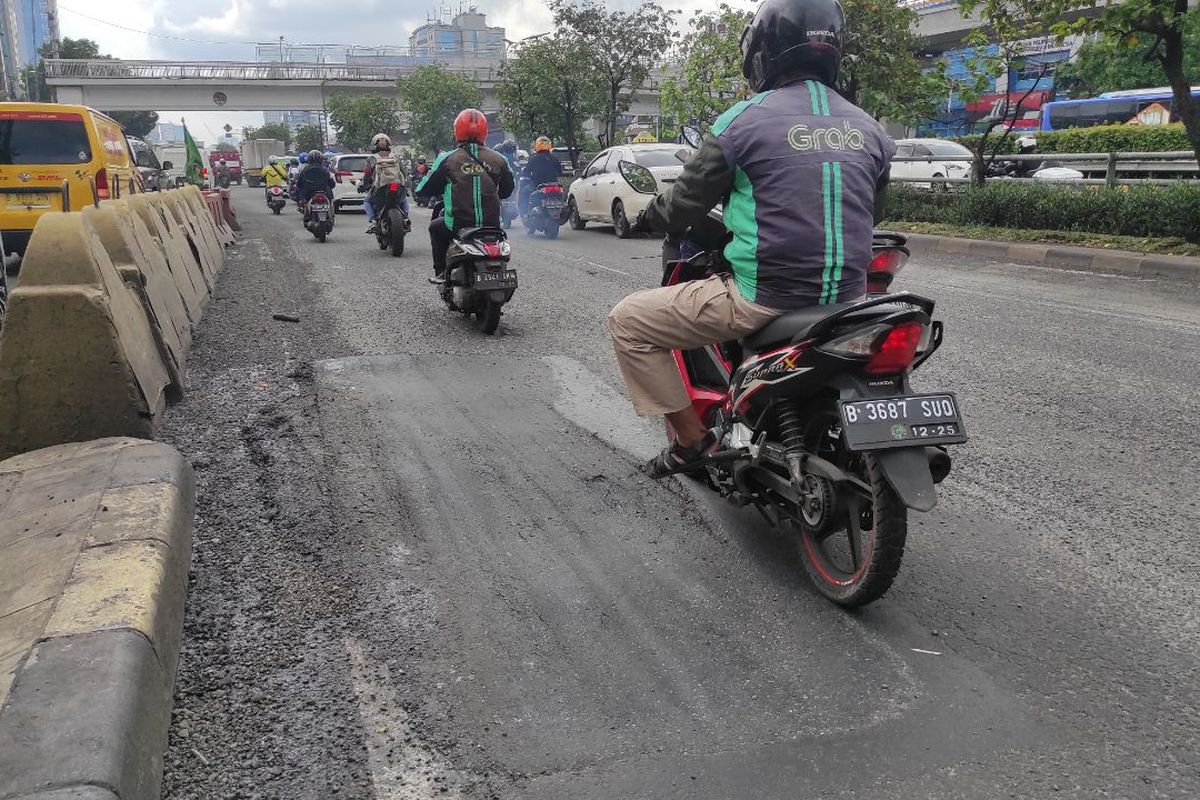 Turunan jalan layang Pancoran, Jakarta Selatan, yang tampak ditambal sulam, Selasa (28/2/2203) 