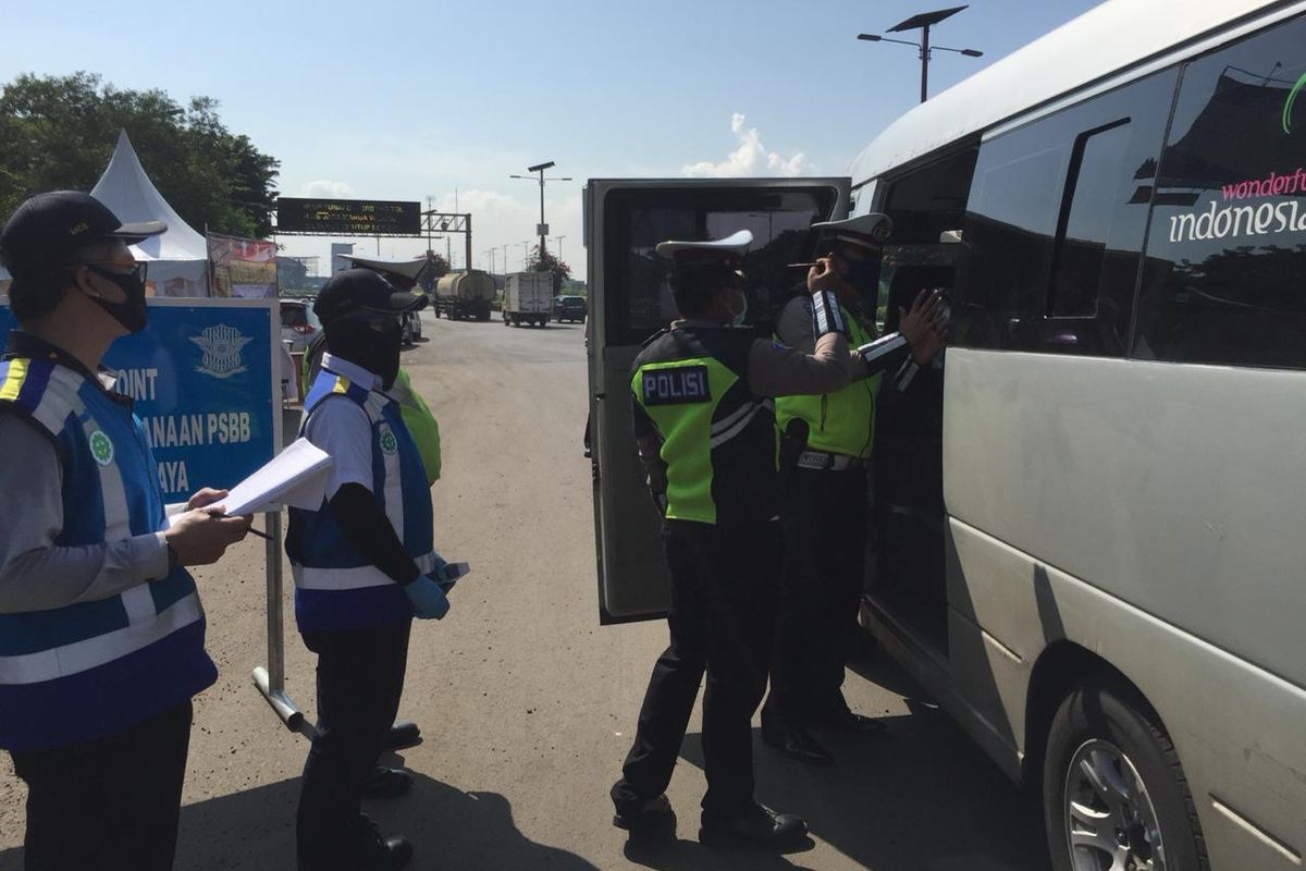 Proses pemeriksaan kendaraan di salah satu check point Jalan Tol kelolaan PT Jasa Marga (Persero) Tbk.