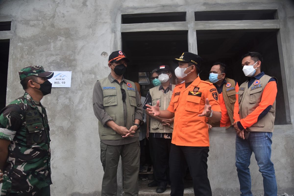 Kepala BNPB Mayor Jenderal TNI Suhariyanto (kiri) berdiskusi dengan Bupati Lumajang Thoriqul Haq (kanan) saat meninjau progres huntara dan huntap di Desa Sumbermujur, Kecamatan Candipuro, Kabupaten Lumajang, Selasa (15/2/2022).