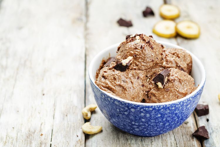 Ilustrasi frozen yoghurt dengan cokelat dan pisang