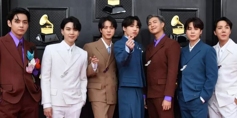 Para personel BTS saat menghadiri Penghargaan Grammy, April 2022. Korea Selatan perpotensi kehilangan Rp 55,8 triliun akibat anggota BTS wajib militer. 

