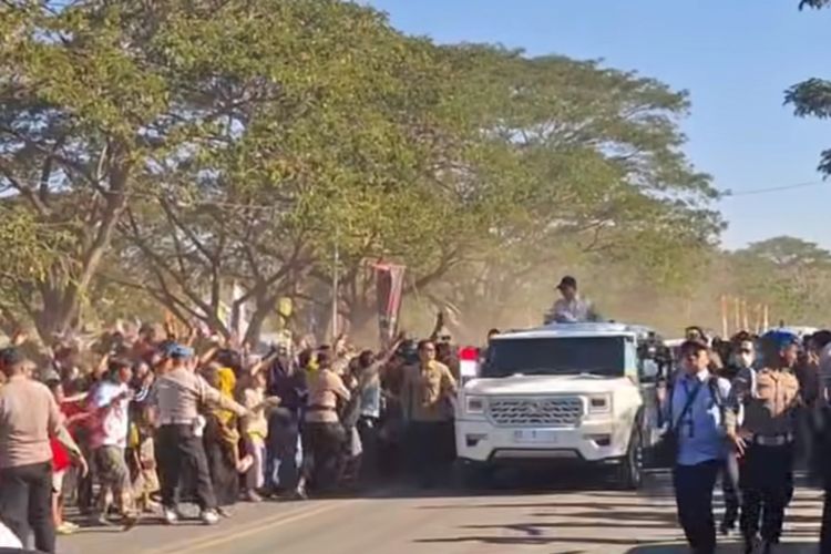 Ribuan Warga Korban Gempa Nagekeo Berdesakan Berebut Kaus dari Prabowo