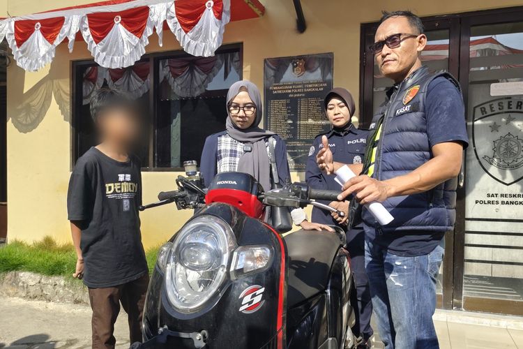 Korban dan kakaknya saat mengambil kembali motor yang dibegal di Mapolres Bangkalan. 