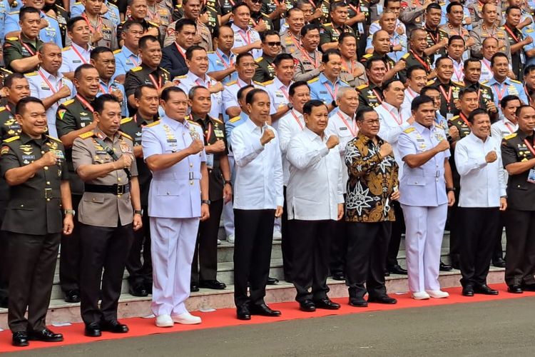 Presiden Joko Widodo berfoto bersama setelah menghadiri Rapat Pimpinan Kementerian Pertahanan di kantor Kementerian Pertahanan, Jakarta, Rabu (18/1/2023).