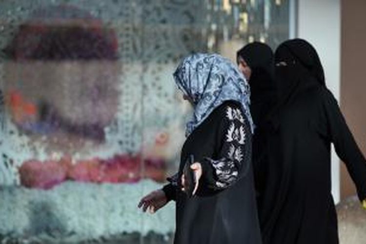 Beberapa perempuan Arab Saudi melihat-lihat sebuah toko bunga di ibu kota Riyadh. Sejumlah toko bunga di kota ini diam-diam menjual bunga mawar merah meski dilarang polisi syariah karena dianggap identik dengan perayaan hari Valentine.