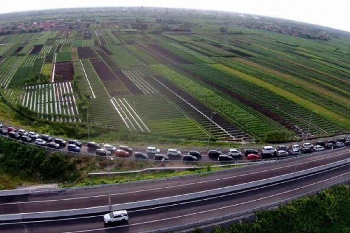 Kemacetan mengular sepanjang 18 kilometer di ruas tol Pejagan - Brebes Timur, Jawa Tengah, Jumat (01/07/2016). Puncak arus mudik diperkirakan terjadi pada H-3 lebaran.