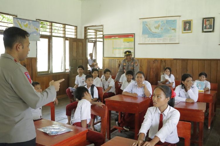 Polisi rela menjadi guru SD 008 Muara Samu, Kabupaten Paser, Kaltim untuk mengisi kekurangan tenaga pengajar