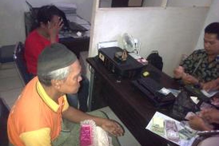 Aparat kepolisian di Kabupaten Bone, Sulawesi Selatan tengah menghitung uang belasan juta rupiah di hadapan pelaku yang merupakan seorang ibu rumah tangga (IRT), Jumat (1/11/2013).