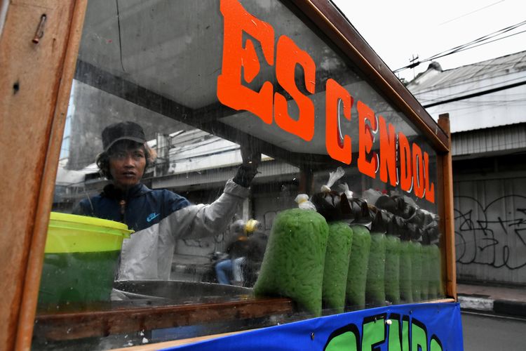 Para pedagang es cendol elizabeth menjajalkan cendolnya di Jalan Otista, Kota Bandung, Jawa Barat. Para pedagang ini biasa keluar setiap bulan Ramadhan.