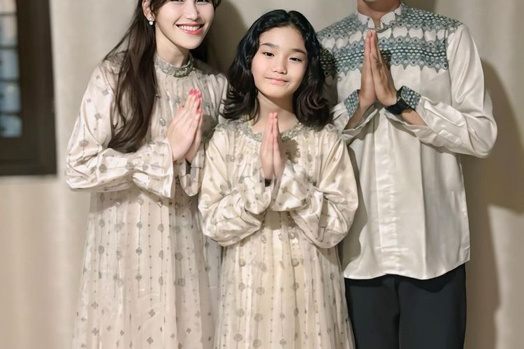 Ayu Ting Ting bersama dengan anak semata wayangnya, Bilqis, mengenakan gamis yang persis sama. 