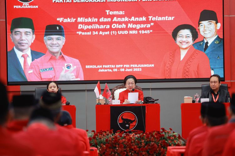 Ketua Umum PDI Perjuangan Megawati Soekarnoputri menunjukkan kesedihan saat mengingat Taufiq Kiemas dalam pidato penutupan Rakernas III PDI Perjuangan di Jakarta, Kamis (8/6/2023). Rakernas III PDI Perjuangan menghasilkan 17 rekomendasi eksternal di antaranya mendukung pemerintahan Presiden Joko Widodo dalam memberantas kemiskinan ekstrim dan stunting, mewujudkan kedaulatan pangan dan energi, menginstruksikan kader untuk memenangkan Ganjar Pranowo dalam Pilpres 2024 serta mendorong Pemilu dan Pilpres berjalan jujur dan adil.