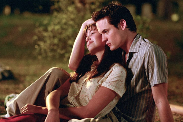 Mandy Moore dan Shane West dalam salah satu adegan film A Walk to Remember (2002).