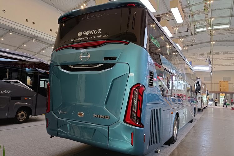 Bus baru Legacy SR3 buatan Karoseri Laksana