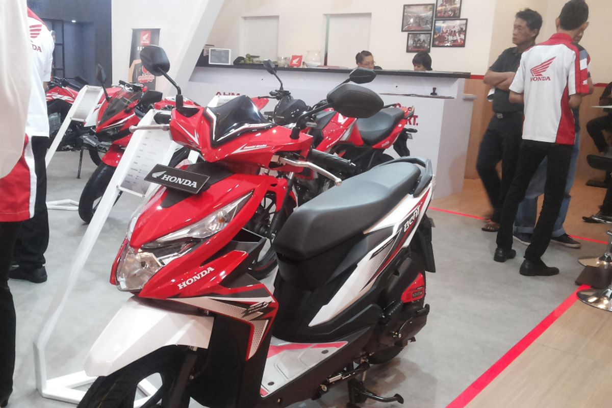 Salah satu Honda Beat yang dipajang di booth Astra Honda Motor saat penyelenggaraan pameran Indonesia International Motor Show (IIMS) 2018.