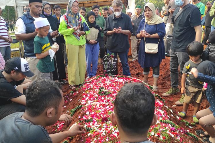 Pusara pemakaman jenazah pria penderita obesitas dengan bobot tubuh 300 kilogram, Fajri, yang dimakamkan di tempat pemakaman umum (TPU) Menteng Pulo, Tebet, Jakarta Selatan, Kamis (22/6/2023). 