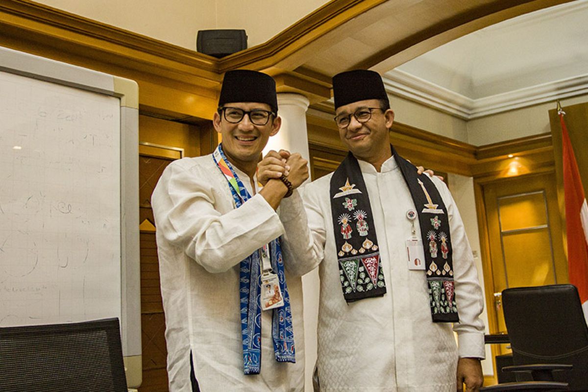 Gubernur DKI Jakarta Anies Baswedan (kanan) berjabat tangan dengan Sandiaga Uno (kiri) usai pengunduran diri Sandiaga sebagai Wagub DKI Jakarta di Balai Kota, Jakarta, Jumat (10/8/2018). Sandiaga Uno resmi mundur dari jabatannya sebagai Wakil Gubernur DKI Jakarta untuk menjadi bakal calon wakil presiden mendampingi bakal calon presiden Prabowo dalam Pilpres 2019.