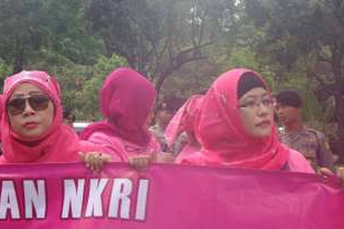Para ibu rumah tangga yang tergabung dalam Solidaritas Perempuan NKRI melakukan aksi unjuk rasa di Balai Kota DKI Jakarta, Jalan Medan Merdeka Selatan, Junat (16/9/2016). 