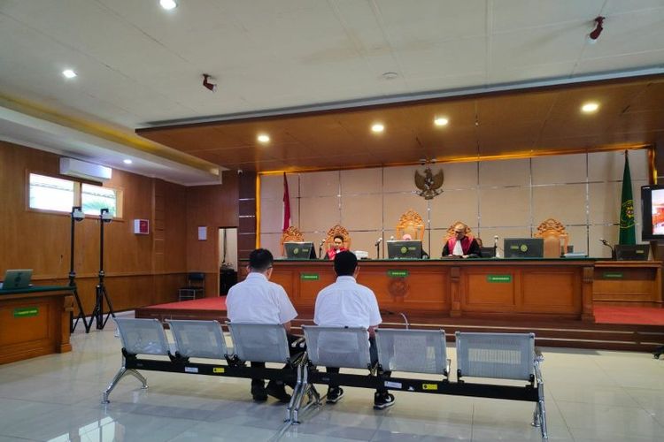  Terdakwa kasus dugaan suap pengadaan CCTV Bandung Smart City Direktur PT Sarana Mitra Adiguna (SMA) Benny (kiri) dan Manajer Vertical Solution PT SMA Andreas Guntoro (kanan) mendengarkan pembacaan tuntutan pada mereka di Pengadilan Negeri Bandung, Rabu (23/8/2023).
