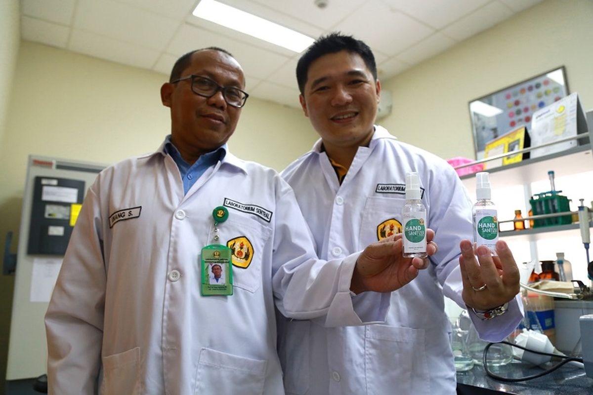 eneliti Laboratorium Sentral Universitas Padjadjaran membuat alternatif produk penyanitasi tangan (hand sanitizer) dengan kandungan formula potensial. 