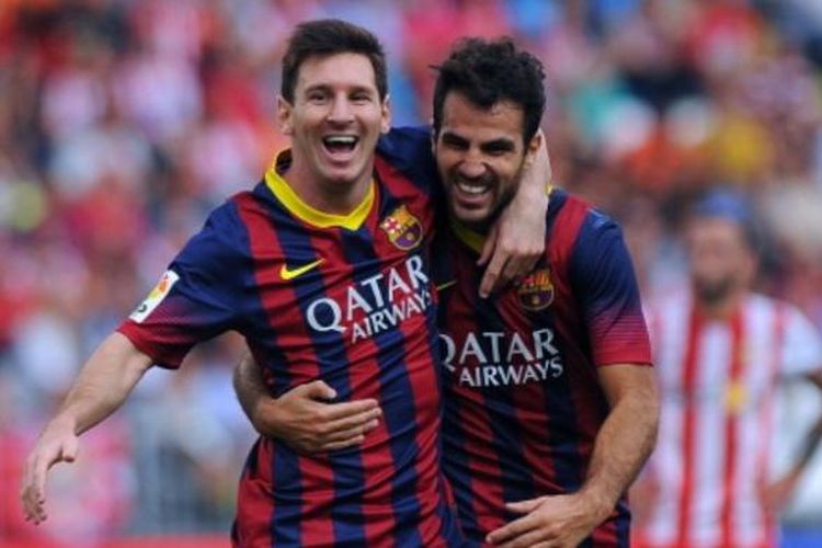 Dua pemain Barcelona, Lionel Messi (kiri) dan Cesc Fabregas (kanan), merayakan gol ke gawang Almeria pada laga Liga BBVA di Stadion Juegos Mediterraneos, Almeria, Sabtu (28/9/2013).