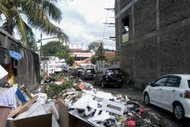 Tumpukan sampah di Jl Monginsidi Baru, Makassar melebar ke badan jalan hingga mengakibatkan kemacetan. Tumpukan sampah terjadi, lantaran selama tiga hari tidak diangku akibat petugas kebersihan melakukan mogok karena tidak lulus PNS.