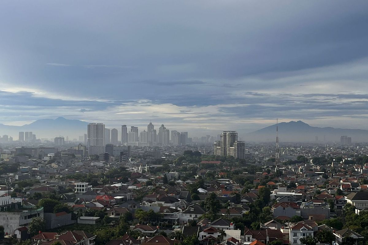 Pemandangan Gunung Salak dan Gunung Gede Pangrango, Jawa Barat terlihat dari wilayah Jakarta, Jumat (29/11/2024).
