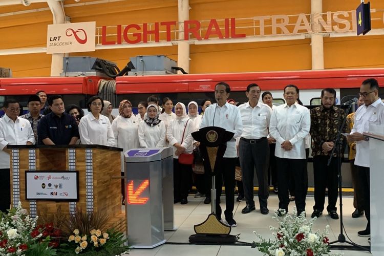 Presiden Joko Widodo meresmikan pengoperasian LRT Jabodebek didampingi para menteri Kabinet Indonesia Maju dan OASE Kabinet Indonesia Maju di Stasiun LRT Cawang BNN, Jakarta Timur, Senin (28/8/2023).