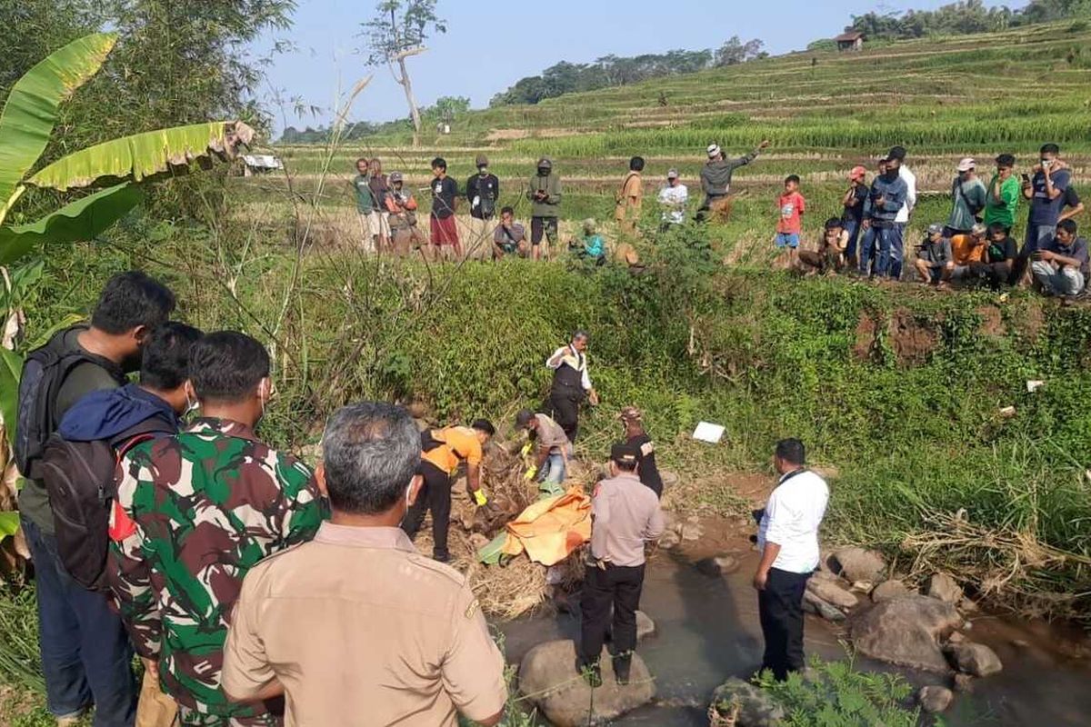Heboh mayat tanpa identitas ditemukan di Sungai Cikumpul, Rancamulya, Sumedang Utara, Sumedang, Jabar, Senin (12/8/2024). 