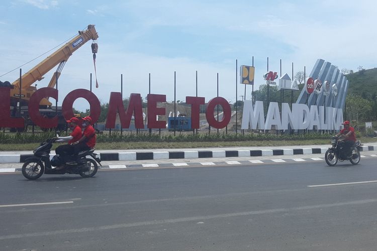 Sebuah bundaran yang berada di jalan by pass penghubung Bandara Lombok dan Sirkuit Mandalika.