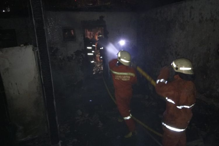 Damkar Jakarta Barat ketika sedang melakukan pemadaman kebakaran, pada Jumat (13/11/2020) dini hari. Kebakaran terjadi di Kedaung Angke, Cengkareng, Jakarta Barat.