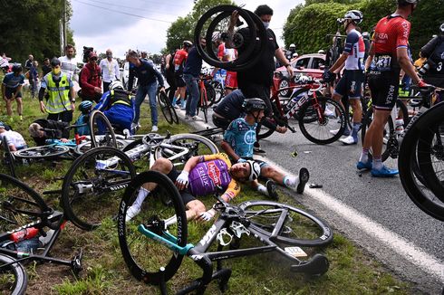 Detik-detik Penonton Selfie di Lintasan Balap Tour de France Timbulkan Kecelakaan Massal