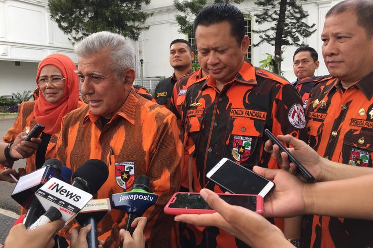 Ketua Umum Pemuda Pancasila Japto Soelistyo Soerjosoemarno menemui Presiden Joko Widodo di Istana Kepresidenan, Jakarta, Rabu (28/8/2019). Japto datang bersama sejumlah jajaran pengurus, termasuk Ketua DPR yang juga Wakil Ketua Umum Pemuda Pancasila Bambang Soesatyo.