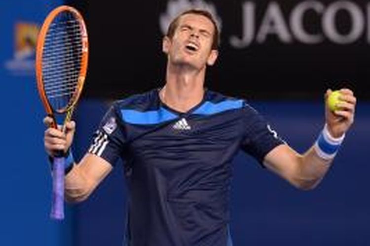 Petenis Inggris, Andy Murray mengekspresikan kekecewaannya setelah kehilangan poin saat melawan petenis Perancis, Vincent Millot pada babak kedua Australian Open di Rod Laver Arena, Melbourne Park, Kamis (16/01/2014). Murray menang 6-2, 6-2, 7-5.