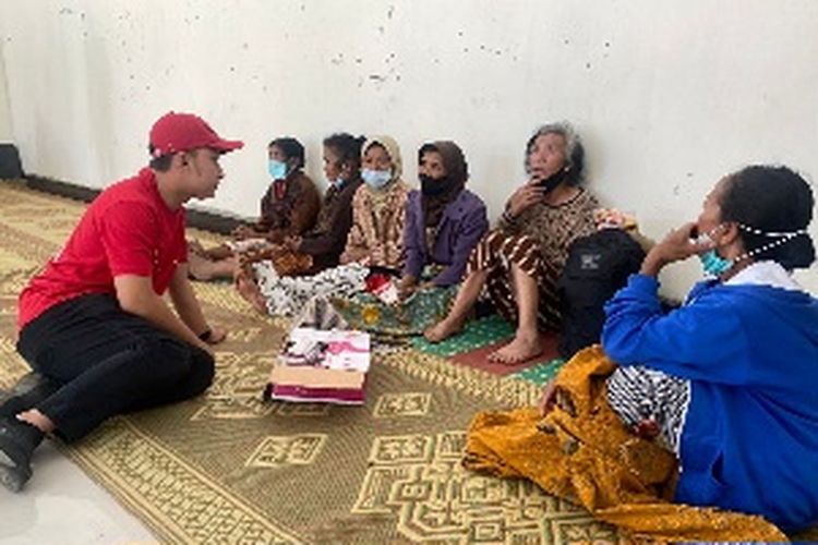Ketua Forum Komunikasi Organisasi Masyarakat Getasan Riska Dwi Prasetyo berbincang dengan pengungsi akibat kebakaran hutan Gunung Merbabu, Sabtu (28/10/2023)