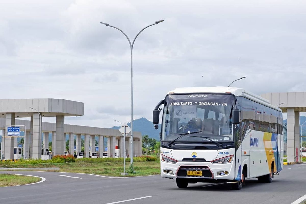 Layanan shuttle resmi Bandara Internasional Yogyakart dari DAMRI.