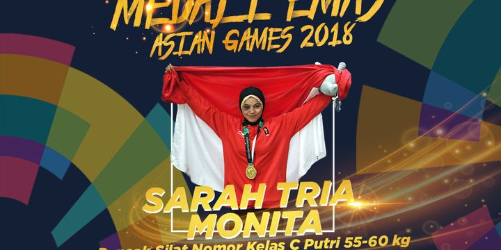 Pesilat Indonesia, Sarah Tria Monita berpose usai penyerahan medali emas nomor kelas C putri 55-60 kg Asian Games 2018 di Padepokan Pencak Silat Taman Mini Indonesia Indah (TMII), Jakarta, Senin (27/8/2018).